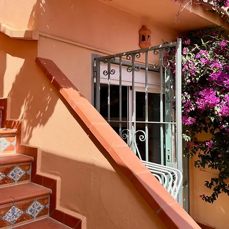 Charming Family Close To *